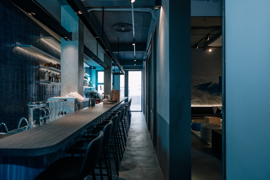 batch_dscf9105After Journey #玩玩之後餐酒館的吧台及廊道。（圖片提供：After Journey）
