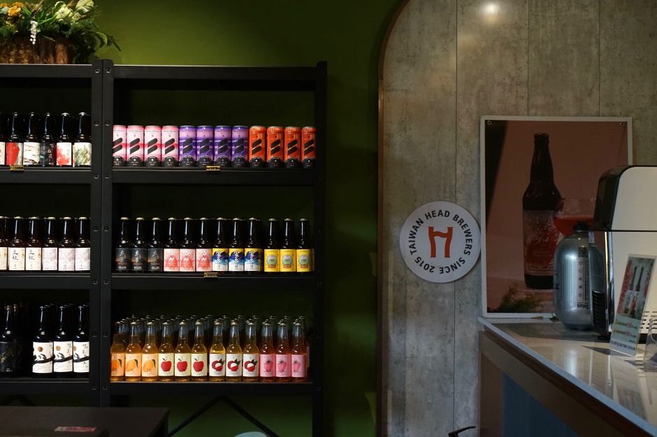 小檔啤酒頭一樓酒吧展售區：商品