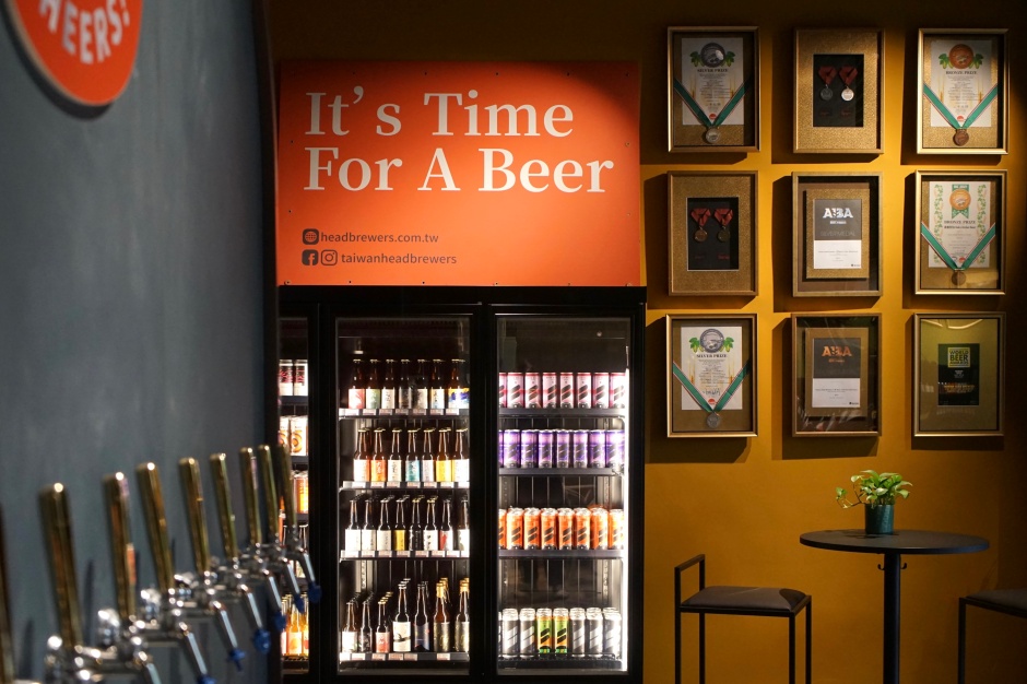 小檔啤酒頭一樓酒吧展售區：展售冰櫃