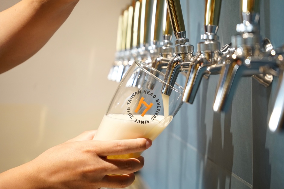 小檔啤酒頭一樓酒吧展售區：生啤酒形象（橫式）