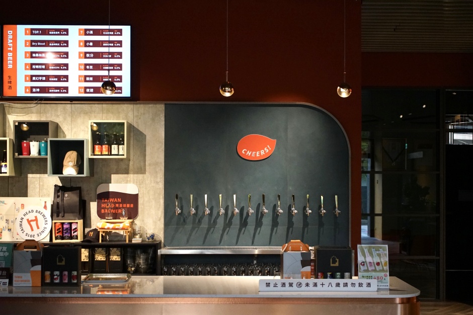 小檔啤酒頭一樓酒吧展售區：生啤汲取區