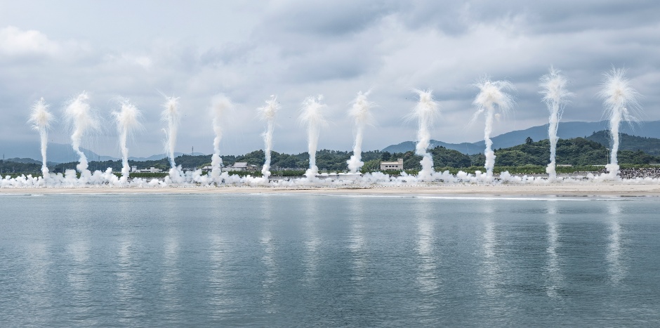 小檔蔡國強創作白日煙火《櫻花滿天的日子》SAINT LAURENT_CAI_GUO-QIANG_REVEAL_24_HR