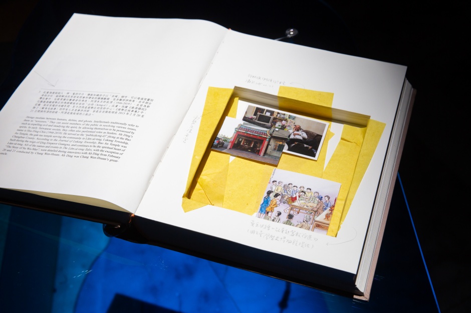 小檔北美館無垠之森11-1張紋瑄,《南勢庄故事集》(局部),2015-2023,桌子、物件、書,尺寸依空間而定,藝術家自藏。 小檔北美館無垠之森11-1張紋瑄,《南勢庄故事集》(局部),2015-2023,桌子、物件、書,尺寸依空間而定,藝術家自藏。