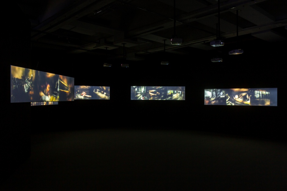 小檔北美館無垠之森7曾御欽,《熱黑》,2008,七頻道錄像裝置,尺寸依場地而定,臺北市立美術館典藏。 小檔北美館無垠之森7曾御欽,《熱黑》,2008,七頻道錄像裝置,尺寸依場地而定,臺北市立美術館典藏。