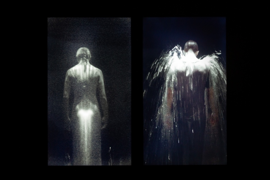 小檔北美館無垠之森2比爾‧維歐拉,《無辜者》,2007,雙頻道錄像裝置,111.8 x  91.4 x 10.2 公分,臺北市立美術館典藏。 小檔北美館無垠之森2比爾‧維歐拉,《無辜者》,2007,雙頻道錄像裝置,111.8 x  91.4 x 10.2 公分,臺北市立美術館典藏。
