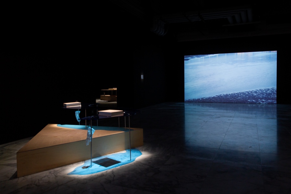 小檔北美館無垠之森13「無垠之森」場景照,右為林冠名作品《黑暗的速度》。(圖片提供:北美館) 小檔北美館無垠之森13「無垠之森」場景照,右為林冠名作品《黑暗的速度》。(圖片提供:北美館)