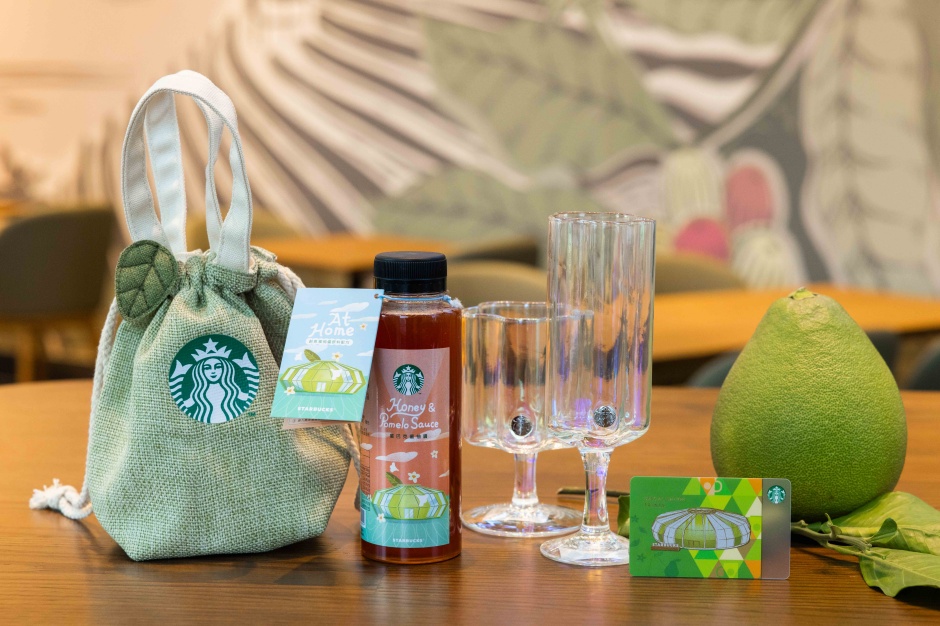 小檔歡慶台南麻豆門市開幕，星巴克特別推出靈感來自柚子花形的「花漾女神玻璃杯」；另有以柚子下寬上窄外型發想的「柚見女神隨行杯袋」及台南麻豆隨行卡，與特色門市包裝版的「星巴克蜜柚醬」新品