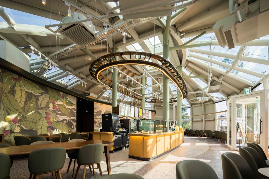 小檔台南麻豆門市內設計延伸柚子意象，細部點綴以籐編再製品，並選用漸層變化的色彩，呼應咖啡果實因烘焙程度不一而呈現出的顏色變化，亦如柚子因品種有別呈現出的不同色彩，帶有農作物自然樸實的感覺 (2)