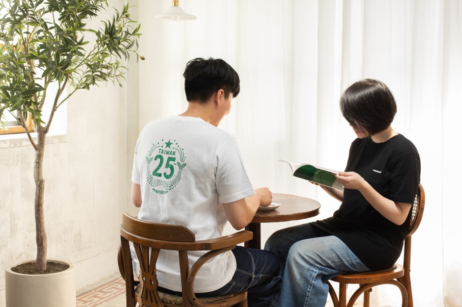 小檔星巴克25週年特展星巴克25週年特展展場首賣商品部份,更推出了以100_ 在地有機棉製成的黑白兩色25週年紀念T-SHIRT (1) 小檔星巴克25週年特展星巴克25週年特展展場首賣商品部份,更推出了以100_ 在地有機棉製成的黑白兩色25週年紀念T-SHIRT (1)