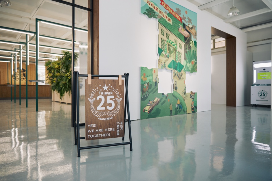 小檔星巴克25週年特展星巴克25週年特展,以開放形式佈局整體空間及配合場館的梁柱運用置陣列結構,發光的燈柱象徵明亮、永續、希望與未來感,人們可聚在燈柱下及許多具備功能性的落點,感受、相互分享來自星巴克的喜悅 (2) 小檔星巴克25週年特展星巴克25週年特展,以開放形式佈局整體空間及配合場館的梁柱運用置陣列結構,發光的燈柱象徵明亮、永續、希望與未來感,人們可聚在燈柱下及許多具備功能性的落點,感受、相互分享來自星巴克的喜悅 (2)