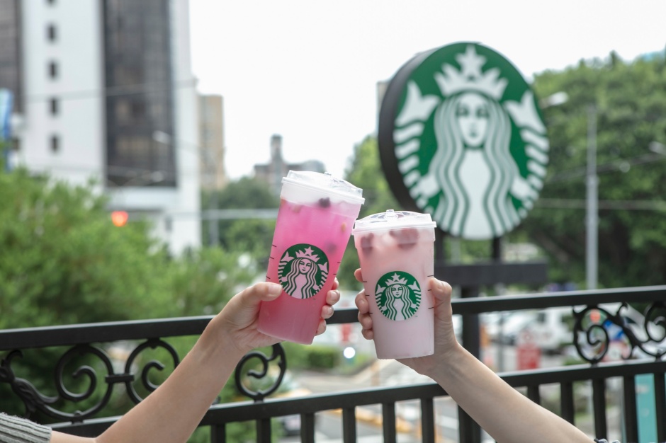 小檔星巴克25週年特展星沁爽系列飲品情境圖 (2) 小檔星巴克25週年特展星沁爽系列飲品情境圖 (2)
