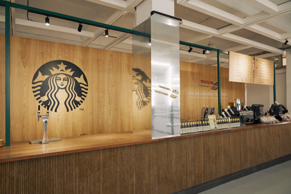 小檔星巴克25週年特展星巴克25週年特展吧檯區 小檔星巴克25週年特展星巴克25週年特展吧檯區