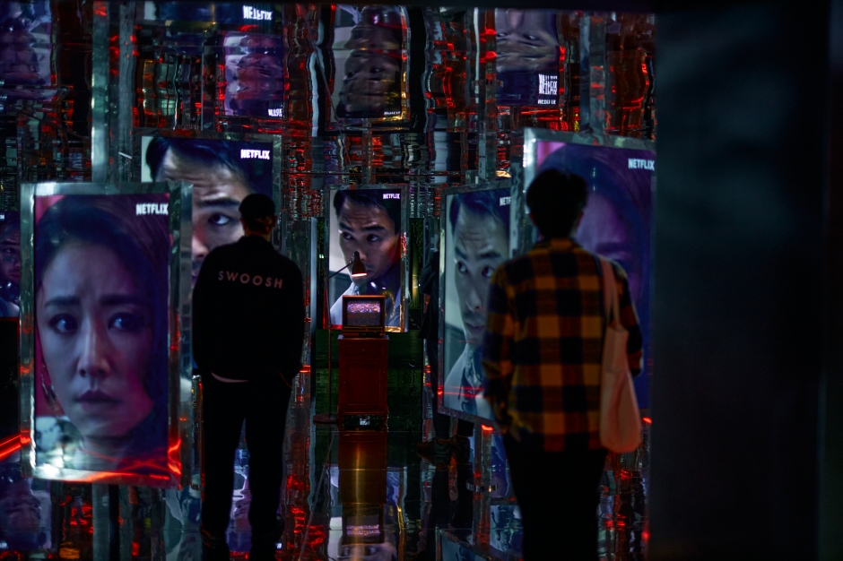 《華燈初上》場景裝置透過鏡面屋反射交錯及主角自白影片,帶觀眾進入角色錯綜複雜的關係。(圖片提供:ASTAR HUB) 《華燈初上》場景裝置透過鏡面屋反射交錯及主角自白影片,帶觀眾進入角色錯綜複雜的關係。(圖片提供:ASTAR HUB)