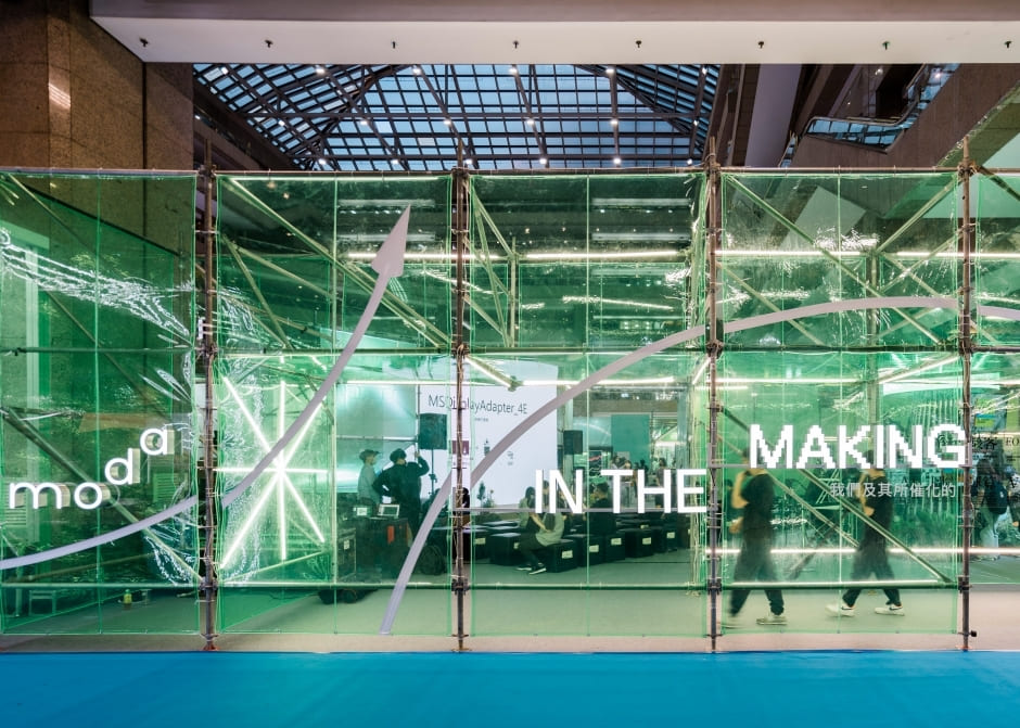 數位發展部主題館「IN THE MAKING」以鷹架搭配透明材質,表達數位世界的平等共創。(圖片提供:ASTAR HUB) 數位發展部主題館「IN THE MAKING」以鷹架搭配透明材質,表達數位世界的平等共創。(圖片提供:ASTAR HUB)
