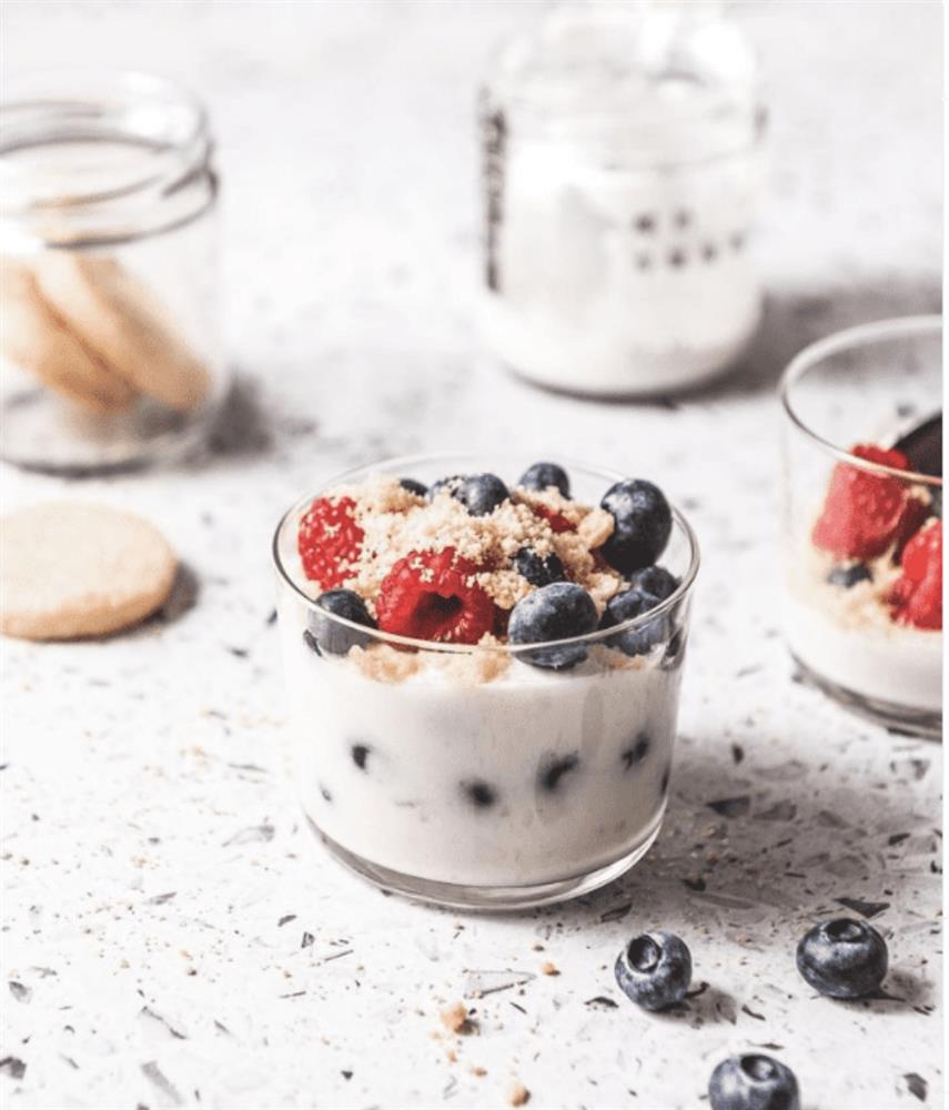 優格具有蛋白質與飽足感，營養美味相當適合搭配水果、穀物，變成夏天清爽的一餐。（圖片提供：MoonLab）