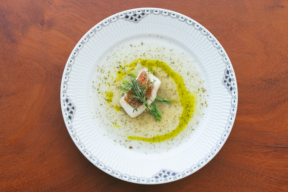 batch_探索百年手繪名瓷「皇家哥本哈根」 花草療癒中品味丹麥皇室餐桌傳奇_Main2_現流魚 . 蒔蘿 . 龍蒿