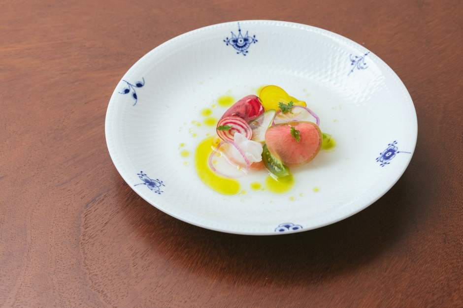 batch_探索百年手繪名瓷「皇家哥本哈根」 花草療癒中品味丹麥皇室餐桌傳奇_Entree1_甜蝦 . 番茄 . 甜菜根