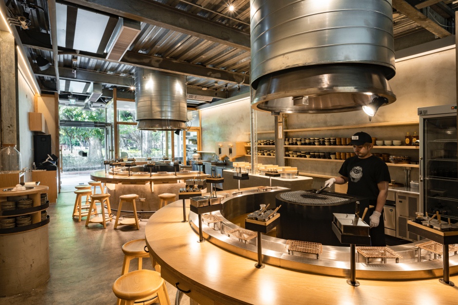 小檔挽肉と米-中山IMG_010「挽肉と米」為了讓顧客立刻享用剛烤好的漢堡排，烤好後一秒就會送上桌