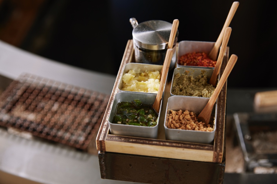 小檔挽肉と米-中山_S4A2668除了直接品嚐現做的美味之外，也可透過「配料」或「漢堡排飯吃法」等不同變化，依照自己的喜好來享用餐點。