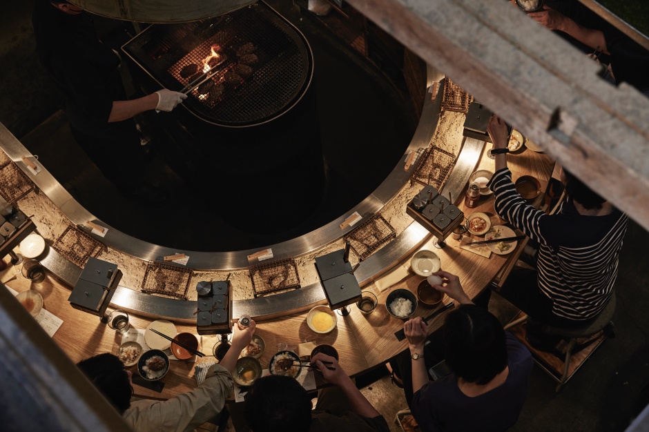 小檔挽肉と米-中山_S4A2080「挽肉と米」為了讓顧客吃到餐點最美味的狀態，出餐的時機是最重要的！ 配合漢堡排烤好的時間點，將白飯跟味噌湯送上桌