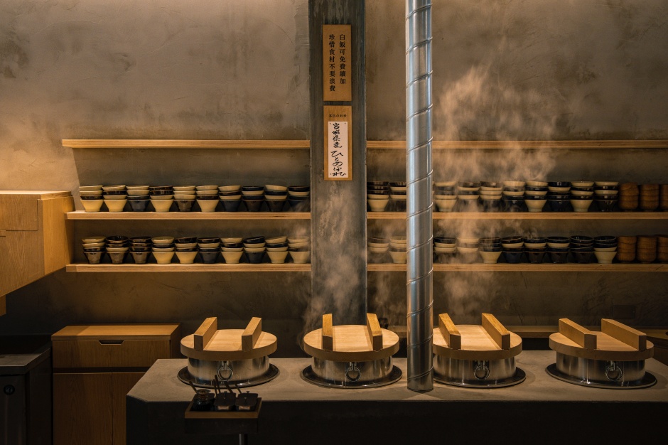 小檔挽肉と米-中山IMG_006「挽肉と米」希望顧客隨時都能吃到剛煮好的白米飯，因此用羽釜鍋持續烹煮。