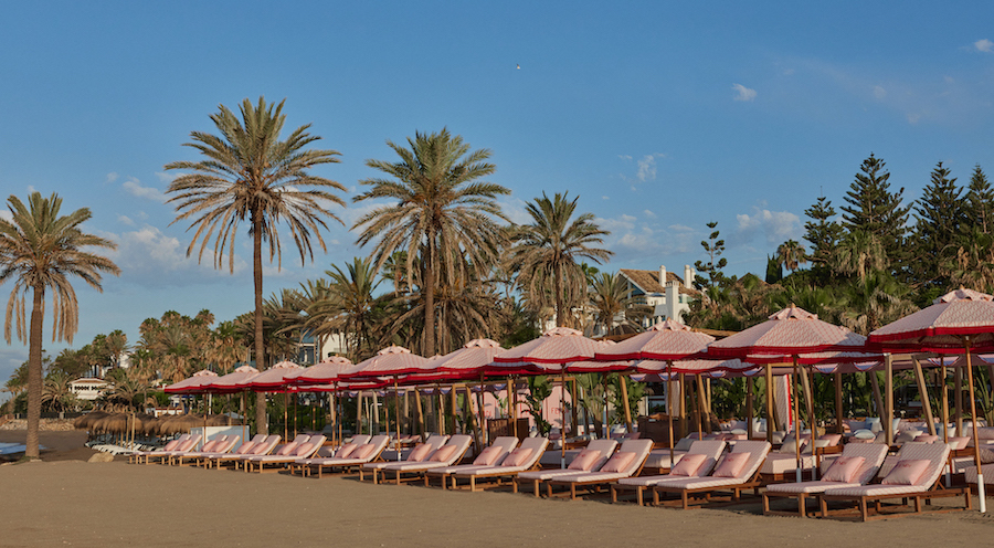 FENDI進駐西班牙海岸度假村！巴努斯港全新店面、以瓷磚畫和貝殼元素呼應建築