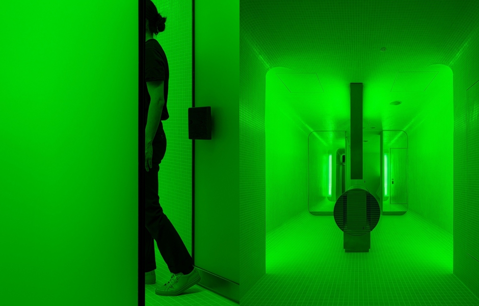 (marunouchi) HOUSEcollage(marunouchi) HOUSE男廁以綠色燈光為主。(圖片來源:I IN,攝影:Tomooki Kengaku) (marunouchi) HOUSEcollage(marunouchi) HOUSE男廁以綠色燈光為主。(圖片來源:I IN,攝影:Tomooki Kengaku)