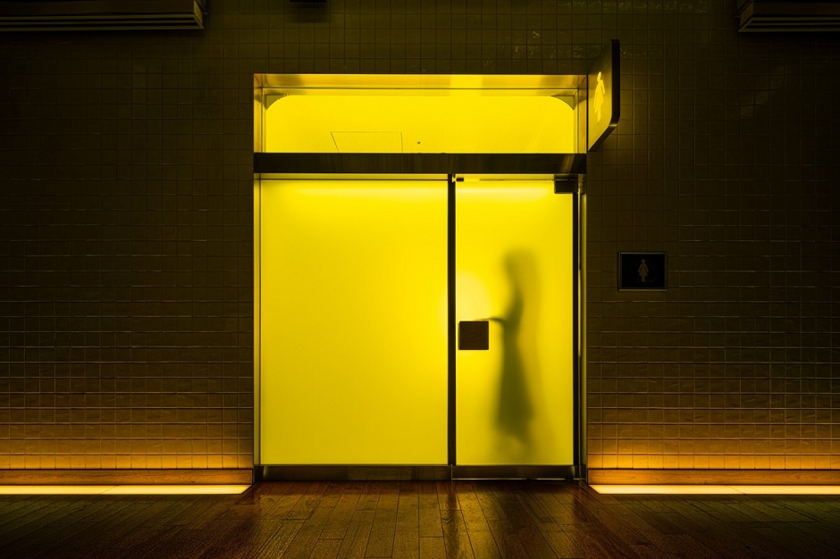 小檔東京沉浸式光影廁所(marunouchi) HOUSE女廁以黃色燈光為主 圖片來源:I IN (3) 小檔東京沉浸式光影廁所(marunouchi) HOUSE女廁以黃色燈光為主 圖片來源:I IN (3)