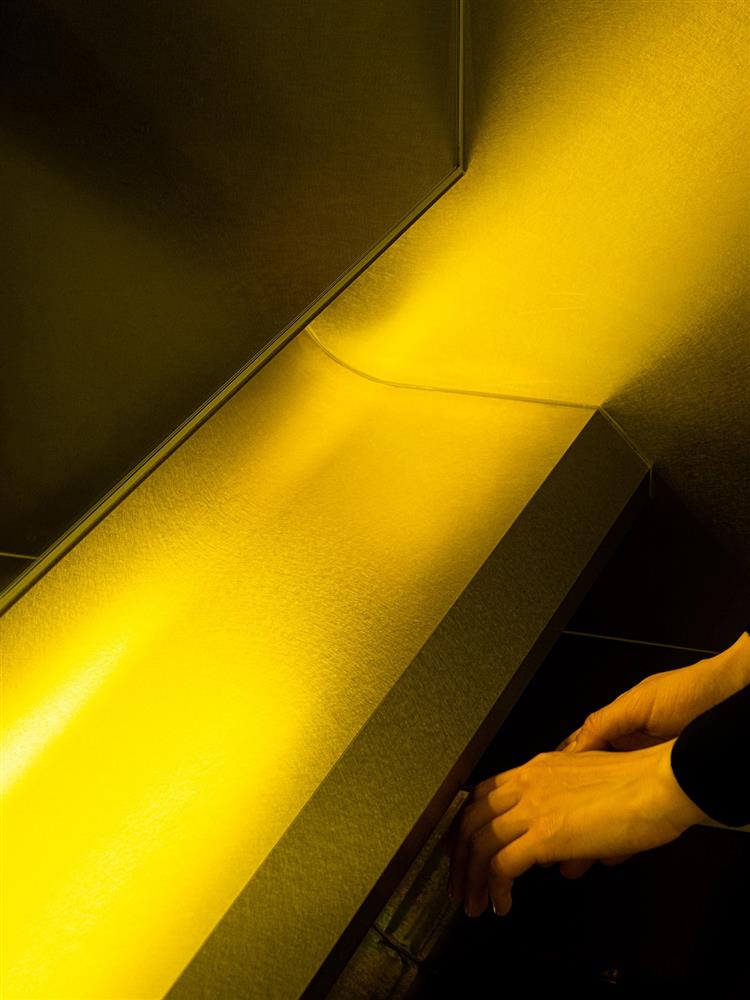 以金屬材質製作的洗手檯,配合燈光,讓洗手也像是摸光影般有趣。 圖片來源:I IN (9) 以金屬材質製作的洗手檯,配合燈光,讓洗手也像是摸光影般有趣。 圖片來源:I IN (9)