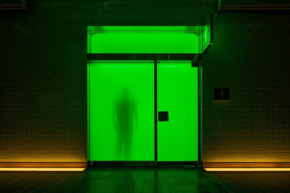 小檔東京沉浸式光影廁所(marunouchi) HOUSE男廁以黃色燈光為主 圖片來源:I IN (10) 小檔東京沉浸式光影廁所(marunouchi) HOUSE男廁以黃色燈光為主 圖片來源:I IN (10)