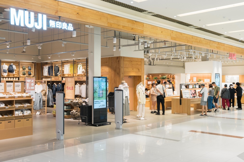 小檔MUJI無印良品 大潤發中壢門市身為全台第一間由兩家日系品牌共同合作的複合式概念店，雙方共同使用木作古材做為門框，保持雙方門面的一致性 (2)