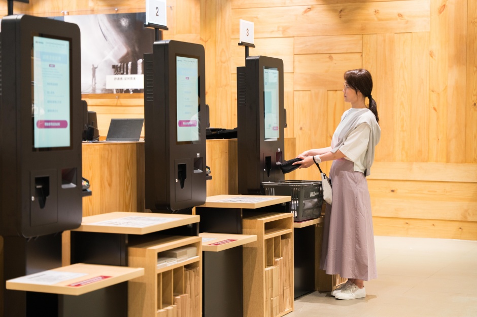 小檔MUJI無印良品 大潤發中壢門市為了減少結帳排隊時間，大潤發中壢門市也導入「自助收銀」服務