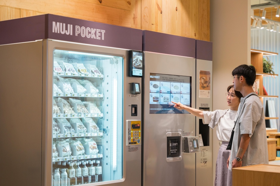 小檔MUJI無印良品 大潤發中壢門市導入「MUJI POCKET」零食販賣機及咖啡機服務，方便顧客在此享受舒適的休憩時光。