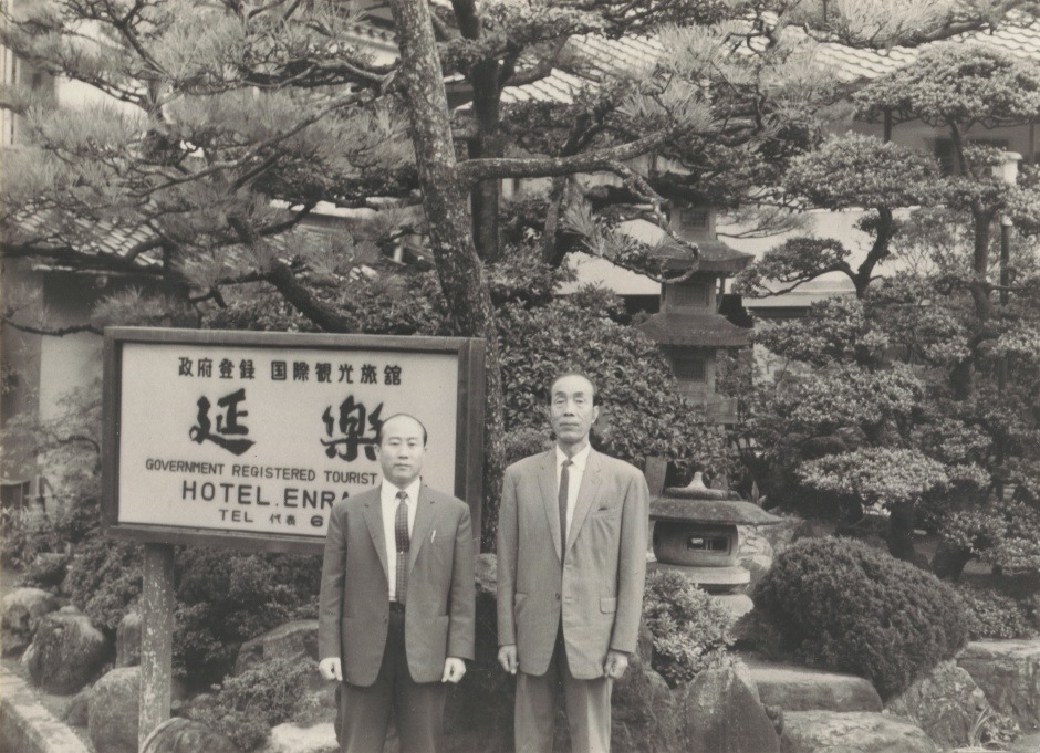 小檔北美館吾之道:何德來回顧展1919.	何德來(右)與其姪子藤田騰鯨(何騰鯨)之合影。 小檔北美館吾之道:何德來回顧展1919.	何德來(右)與其姪子藤田騰鯨(何騰鯨)之合影。