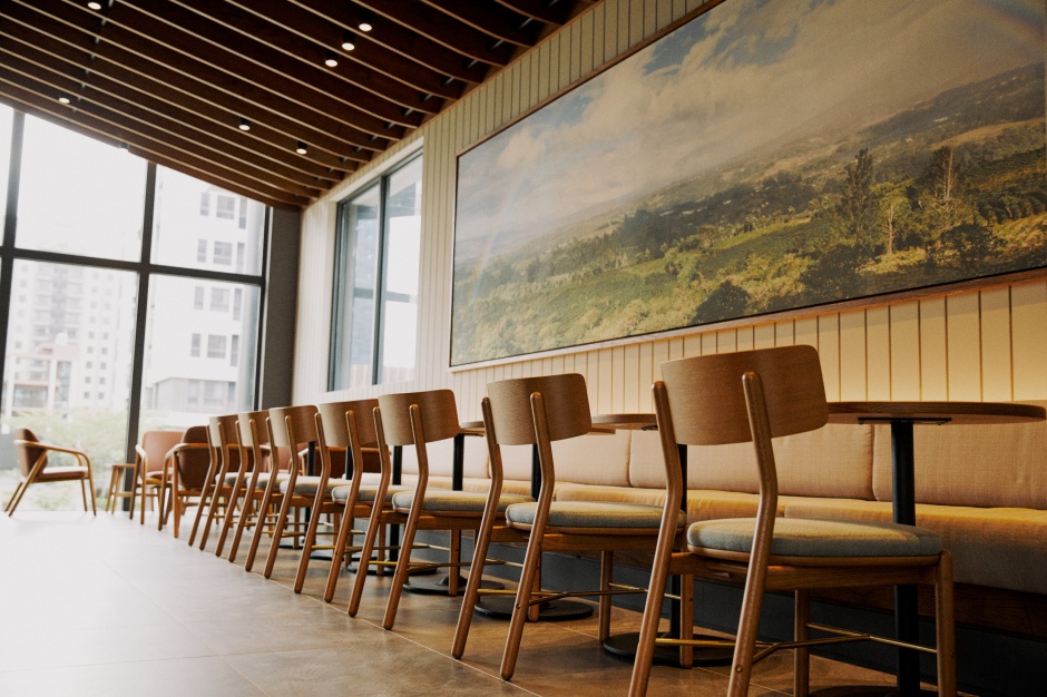 小檔星巴克桃園春日門市星巴克桃園春日門市內景 (3)星巴克，再度以「城市綠地 與鳥共生」意象打造全新的桃園春日門市