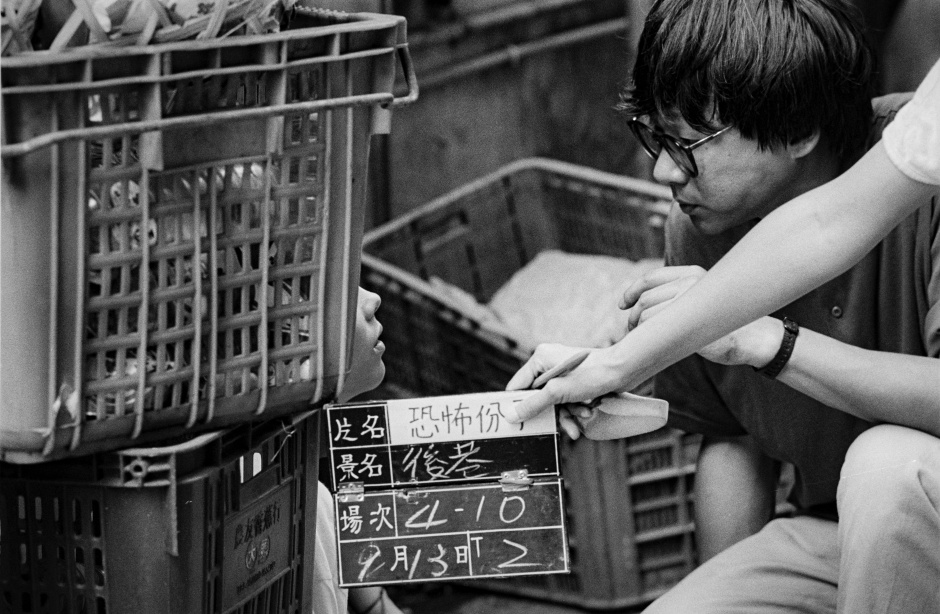 小檔楊德昌回顧展楊德昌導演於《恐怖份子》拍攝現場,1986。攝影:劉振祥(劉振祥提供) 小檔楊德昌回顧展楊德昌導演於《恐怖份子》拍攝現場,1986。攝影:劉振祥(劉振祥提供)