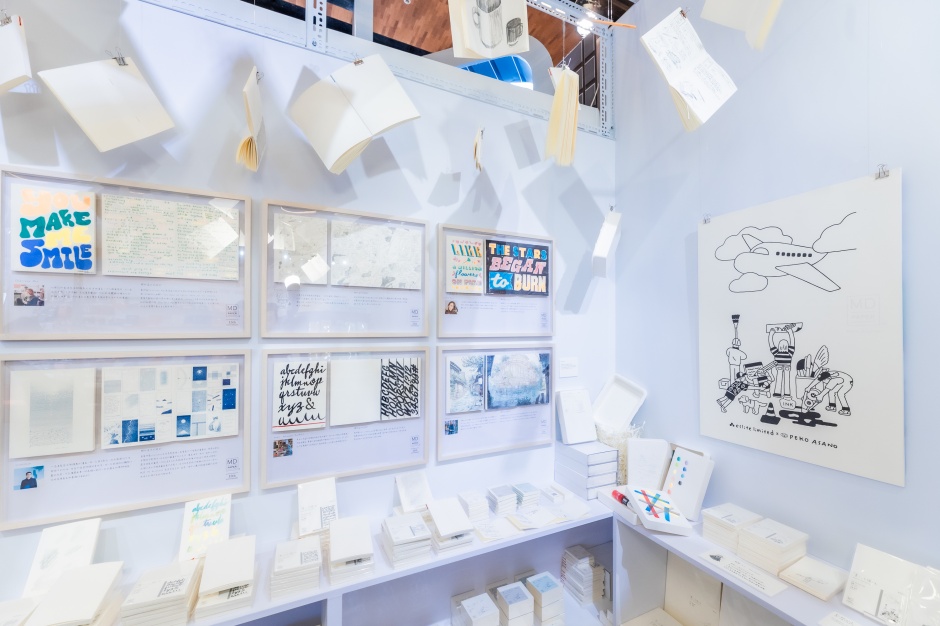 小檔誠品書店2023理想的文具15. 紙品專家MD響應15週年，特別將15位合作藝術家的設計原畫空運來台展示，此外，這次更同步響應誠品書店「2023理想的文具」，特邀主視覺設計師朝野Peko一起成為15+1位合作插畫家。