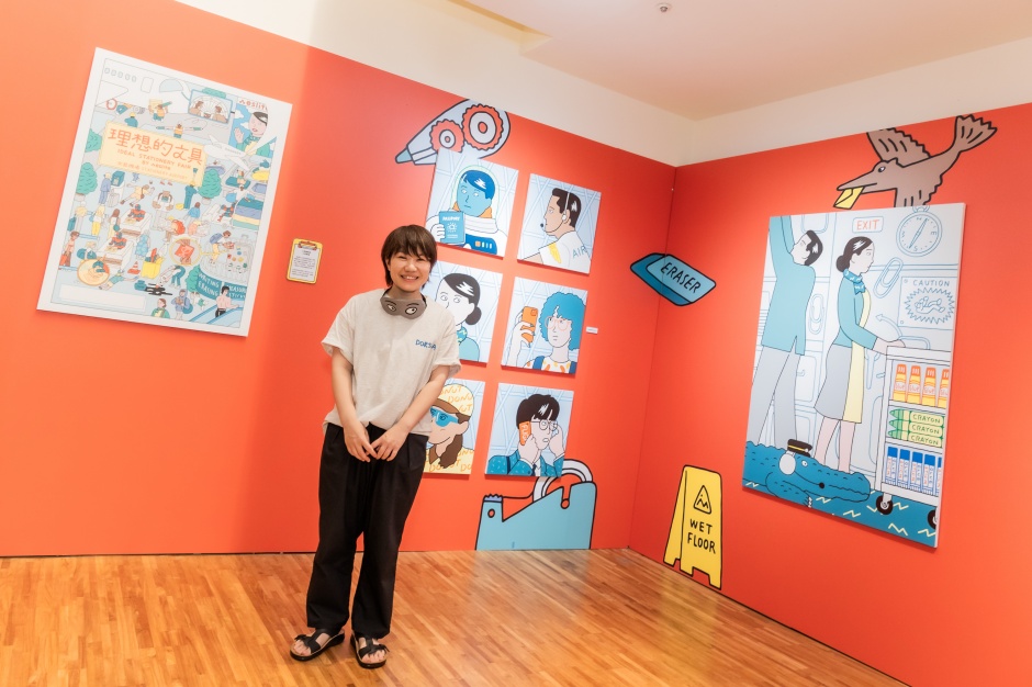 小檔誠品書店2023理想的文具6. 開展首日，擔任主視覺設計的日本人氣插畫家朝野Peko也蒞臨逛展，以機長身分陪伴參展民眾感受出國的興奮感｜誠品書店「2023理想的文具」(1)