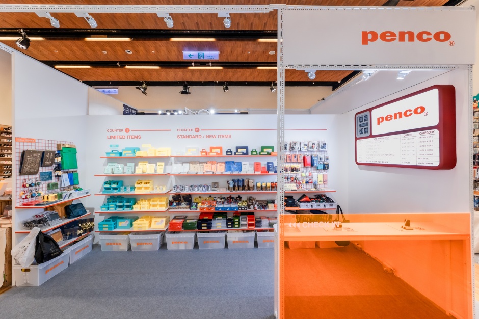 小檔誠品書店2023理想的文具17. HIGHTIDE旗下品牌penco，也將美式風格帶到展場，亮黃與薄荷綠的限定色系列收納盒，以及超可愛的經典文具刺繡鑰匙圈展現復古時尚的品味風格｜誠品書店「2023理想的文具」