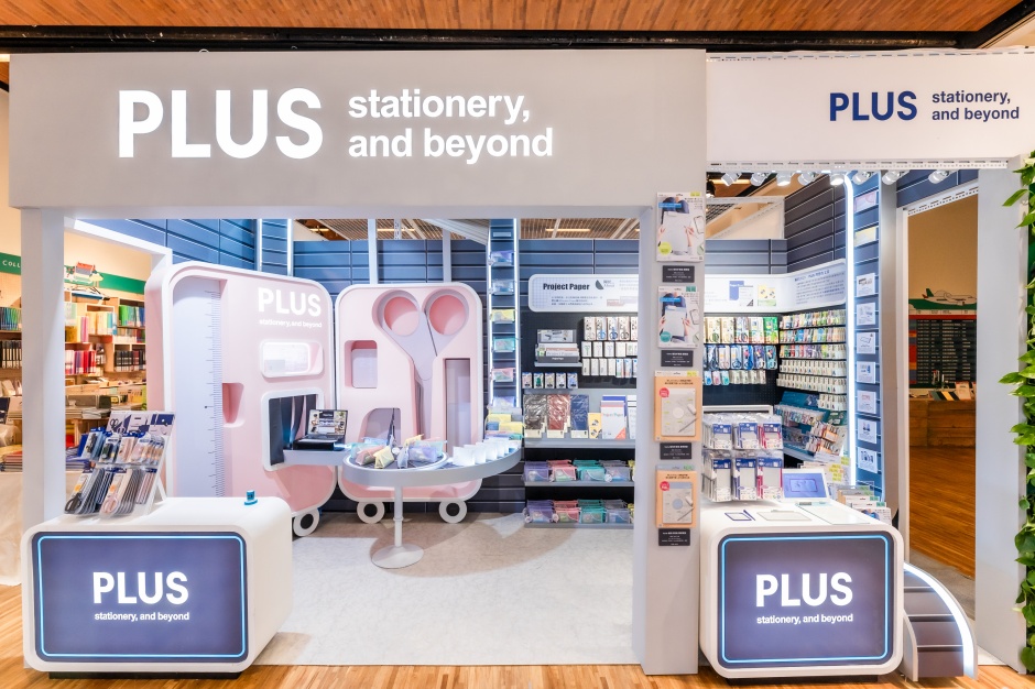 小檔誠品書店2023理想的文具12. 日本文具品牌PLUS將機場行李轉盤融入展場設計，受歡迎的Team-Demi文具組也變身超大行李箱｜誠品書店「2023理想的文具」(1)