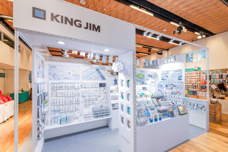 小檔誠品書店2023理想的文具11. 首次參展的日本文具品牌KING JIM將展場打造成機艙空間，機窗外的風景為曾合作過的插畫家創作圖案，可愛必拍｜誠品書店「2023理想的文具」(2)