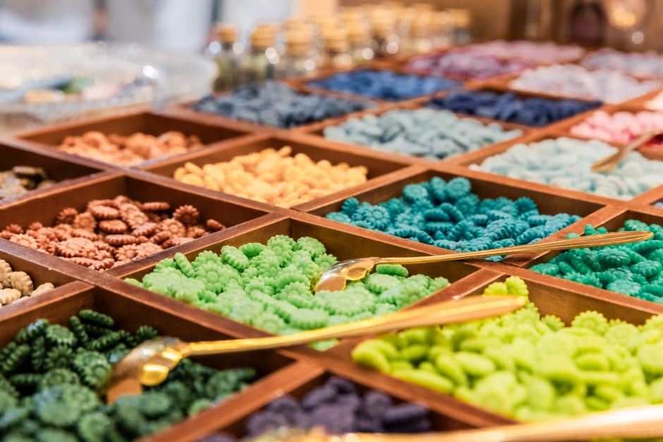 小檔誠品書店2023理想的文具32. 「HAPPYMT蠟粒自由裝」，購買聯名鐵盒即可隨意將蠟粒裝到滿｜誠品書店「2023理想的文具(2)