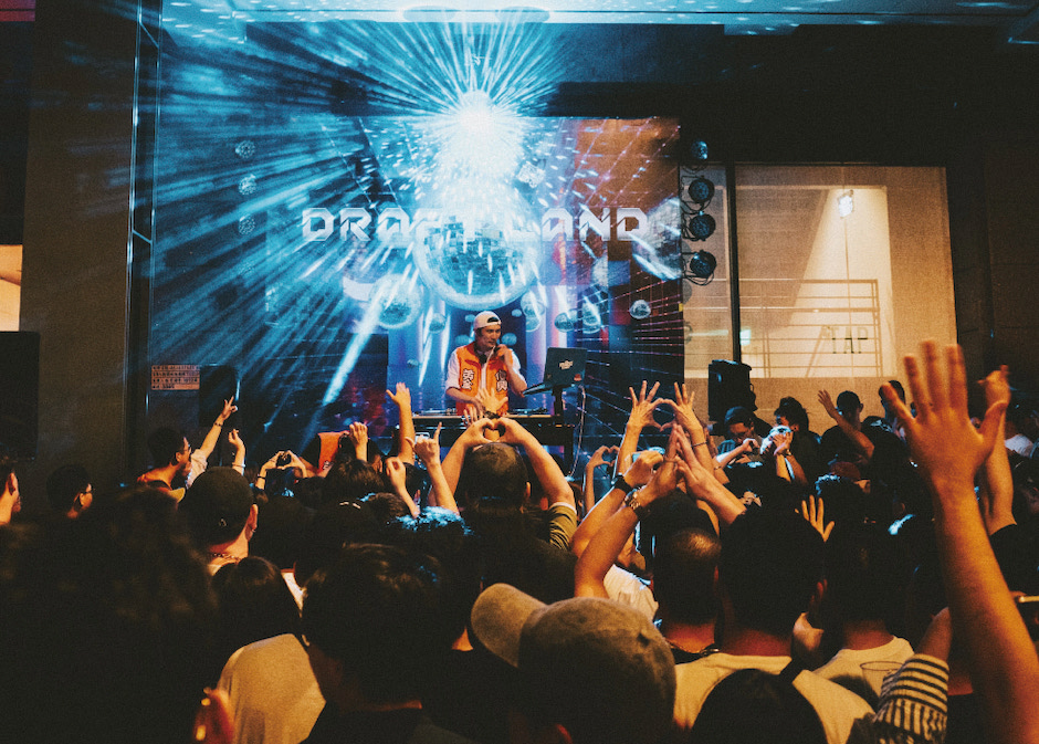 2023「草悟系.七月半」:PARK2「大人水樂園」週六夜晚「水派對」DJ QuestionMark 帶來 00s 英語金曲串流 (圖:PARK2提供) 2023「草悟系.七月半」:PARK2「大人水樂園」週六夜晚「水派對」DJ QuestionMark 帶來 00s 英語金曲串流 (圖:PARK2提供)