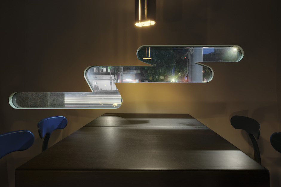 MADMEN面麵酒屋_Logo形狀窗戶，低調中依然具辨識度