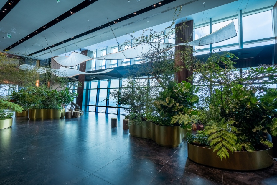 小檔饗 A Joy【圖3-1】「饗 A Joy」整體空間設計上，結合台灣地貌並納入文化意涵，打造「山」、「海」、「原」、「城」四區境向，打造沉浸式台灣尋味之旅。(圖為：饗 A Joy山境室內藝術造景「珍山」)「珍山」是由「饗 A Joy」與CN Flower、恩榮電器、囍樹設計、天工開物等團隊協力合作的藝術造景