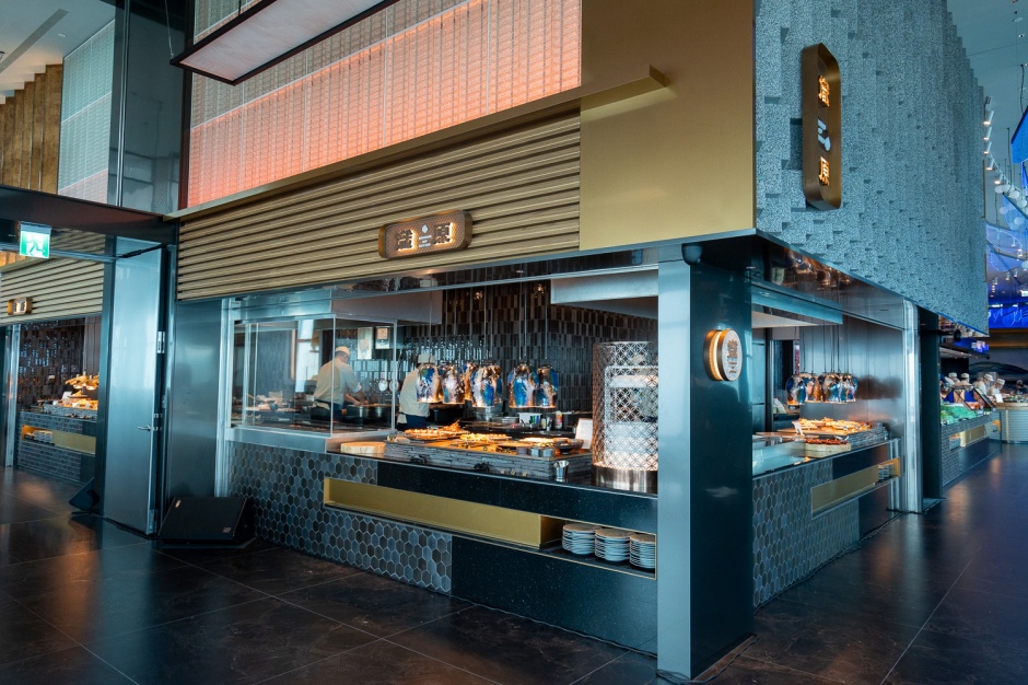 小檔饗 A Joy【圖3-3】「饗 A Joy」整體空間設計上，結合台灣地貌並納入文化意涵，打造「山」、「海」、「原」、「城」四區境向，打造沉浸式台灣尋味之旅。(圖為：饗 A Joy原境)「原境」料理多以高溫直火製備，裝潢以高溫燒結的磚瓦陶瓷等材質堆疊