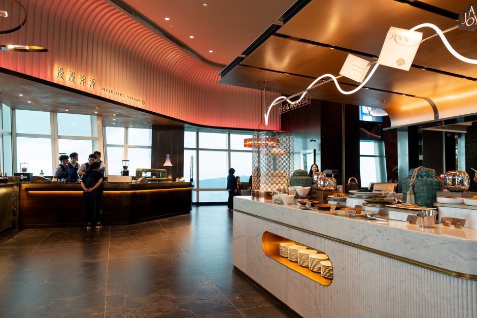 小檔饗 A Joy【圖4-1】「饗 A Joy」邀集多位有相同理念的餐飲職人與主理人們，與「法朋」、「Double V」、「冉冉茶室」、「Perry’s Palate Plan」、「興波咖啡Simple Kaffa」等跨界聯手，將美好甜點、飲品送上貴賓的餐桌。　饗賓餐旅全新品牌「饗 A Joy」，整體規畫以台灣飲食脈絡為底蘊，海洋大地之華為骨幹，從單純的味覺發展出更多元的感官體驗