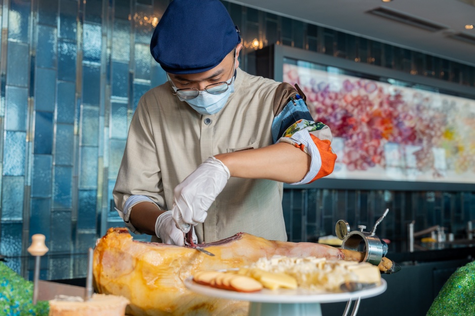 小檔饗 A Joy【圖6-2】「饗 A Joy」現切的伊比利火腿搭配香氣滿溢的台灣鮮果，迸發出萬花筒般層次口感。「沁波」為賓客端上奢華冷盤，以在地食材結合各國經典好味