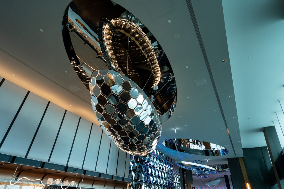 小檔饗 A Joy【圖5-2】「饗 A Joy」從人文、空間、設計、工藝、美學、香氛、飲食各方面延伸，室內環境環繞著許多藝術作品。(圖為：饗 A Joy與天工開物協力製作精細仿生的「未來體」，圖中名為「夢想膠囊」)