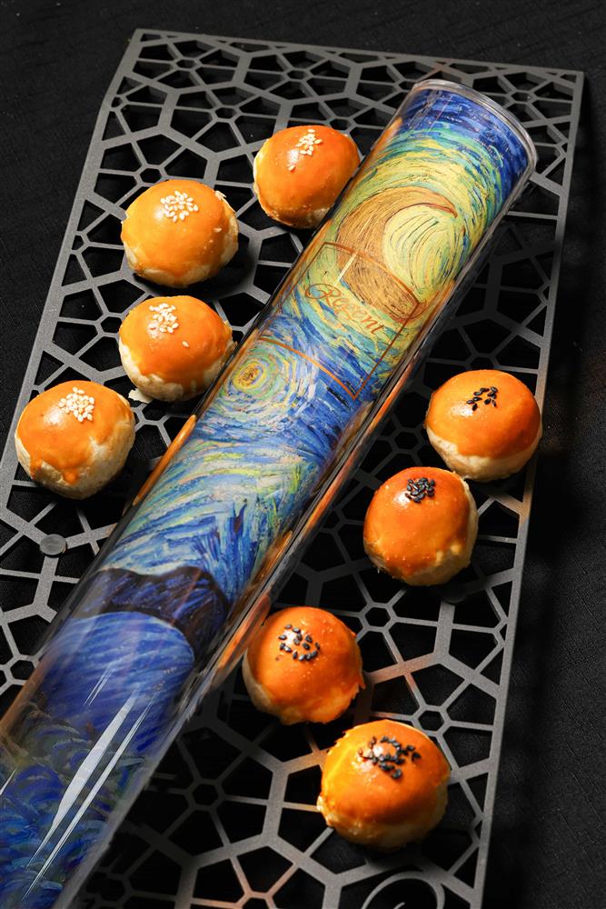 晶華_年年廣受消費者好評的《花月》港式奶黃酥與蛋黃酥禮盒，每盒1,080元